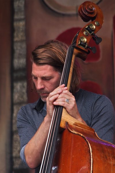 Nicolas Deutsch (Kontrabass) . Alejandra Ribera (Kanada) . Rudolstadt Festival . 2016 (Foto: Andreas Kuhrt)