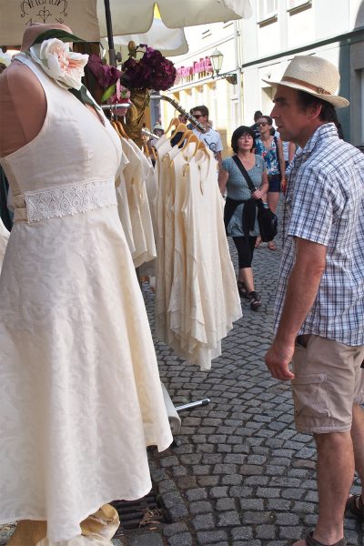 Kleider-Mann in der Marktstraße . Rudolstadt Festival . 2016 (Foto: Andreas Kuhrt)