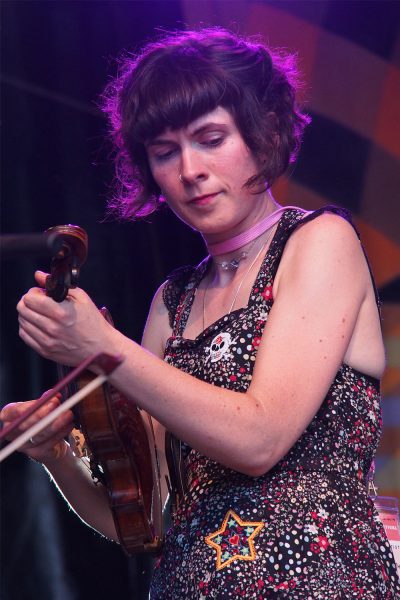 Lucy Farrell . Emily Portman Lucy Farrell . Emily Portman & The Coracle Band (England) . Rudolstadt Festival . 2016 (Foto: Andreas Kuhrt)& The Coracle Band . Rudolstadt Festival . 2016 (Foto: Andreas Kuhrt)