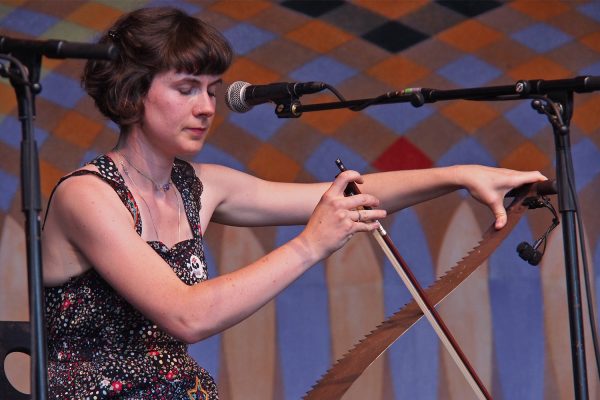 Lucy Farrell an der Säge . Emily Portman & The Coracle Band (England) . Rudolstadt Festival . 2016 (Foto: Andreas Kuhrt)