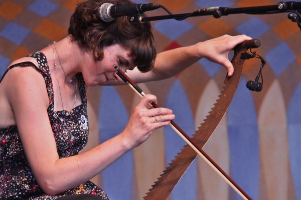 Lucy Farrell an der Säge . Emily Portman & The Coracle Band (England) . Rudolstadt Festival . 2016 (Foto: Andreas Kuhrt)