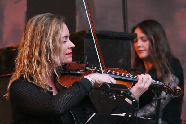 Katie O'Connor & Ruth Omahony Brady . Glen Hansard & Band (Irland) . Rudolstadt Festival . 2016 (Foto: Andreas Kuhrt)