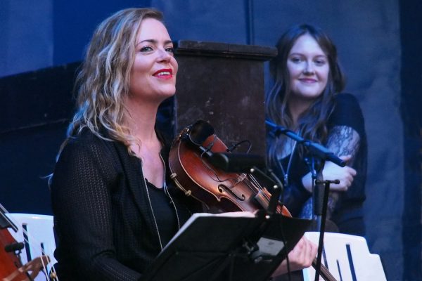 Katie O'Connor & Ruth Omahony Brady . Glen Hansard & Band (Irland) . Rudolstadt Festival . 2016 (Foto: Andreas Kuhrt)