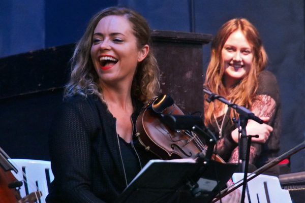 Katie O'Connor & Ruth Omahony Brady . Glen Hansard & Band (Irland) . Rudolstadt Festival . 2016 (Foto: Andreas Kuhrt)