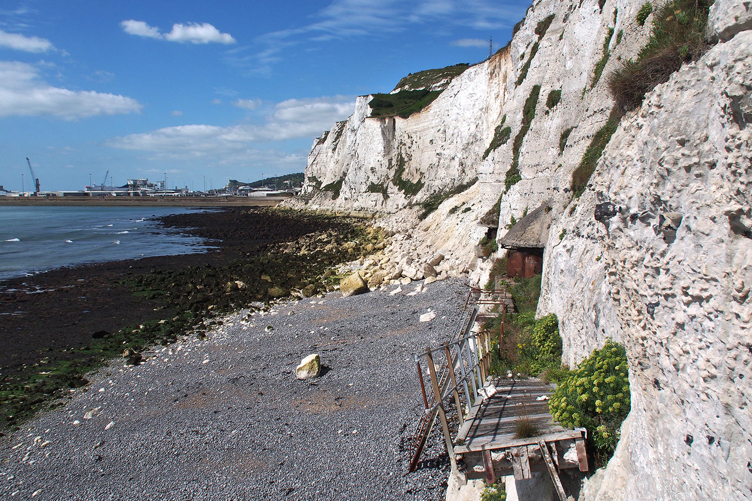 Der Abstieg bei Langdon Hole ist zerstört . Dover Kreideküste . England (Foto: Andreas Kuhrt 2016)