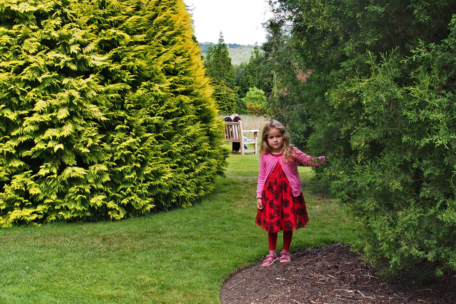 P0053813-2016-08-10-suedengland-nymans-house-garden-maedchen Verstecken . Nymans House & Garden . bei Handcross . England (Foto: Andreas Kuhrt 2016)
