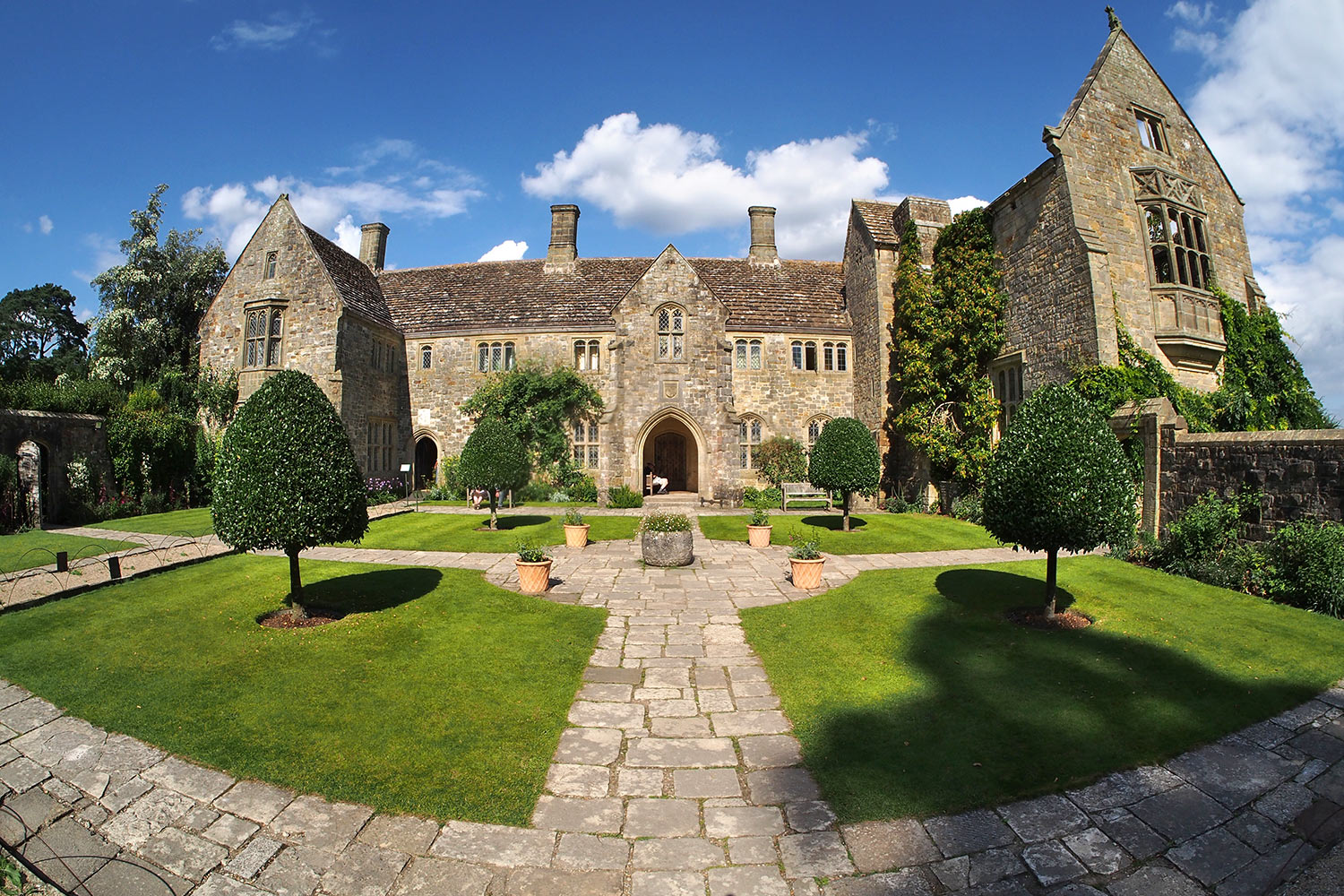 P0053932-2016-08-10-suedengland-nymans-house-garden Hofgarten . Nymans House & Garden . bei Handcross . England (Foto: Andreas Kuhrt 2016)