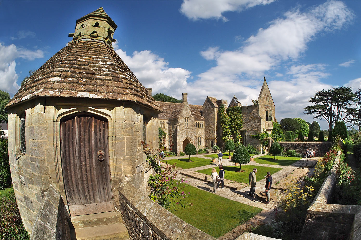 P0053936-2016-suedengland-nymans-house-taubenhaus Taubenhaus am Hofgarten . Nymans House & Garden . bei Handcross . England (Foto: Andreas Kuhrt 2016)