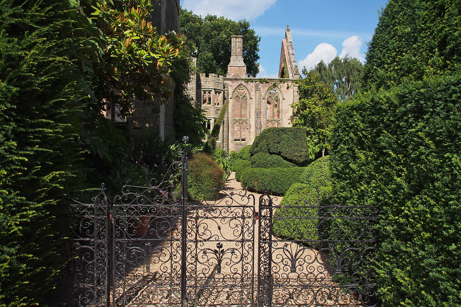 P0053948-2016-08-10-suedengland-nymans-house-garden-zaun Tor zum Park . Nymans House & Garden . bei Handcross . England (Foto: Andreas Kuhrt 2016)
