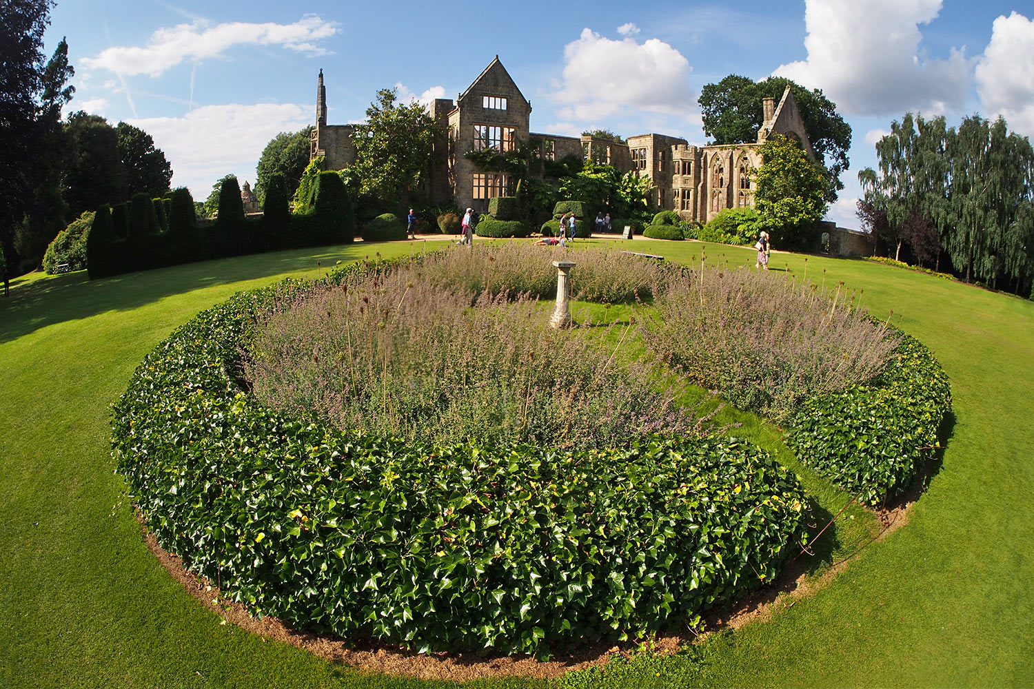 P0053964-2016-08-10-suedengland-nymans-house-garden-rondel Rondell im Park . Nymans House & Garden . bei Handcross . England (Foto: Andreas Kuhrt 2016)