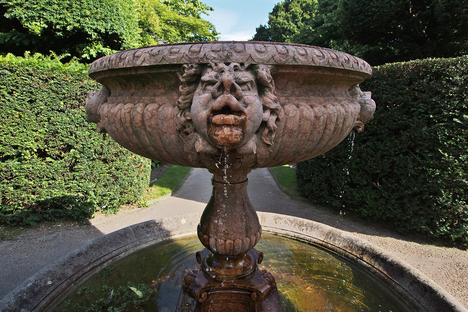 P0054005-2016-08-10-suedengland-nymans-house-garden-brunnen Brunnen im Park . Nymans House & Garden . bei Handcross . England (Foto: Andreas Kuhrt 2016)