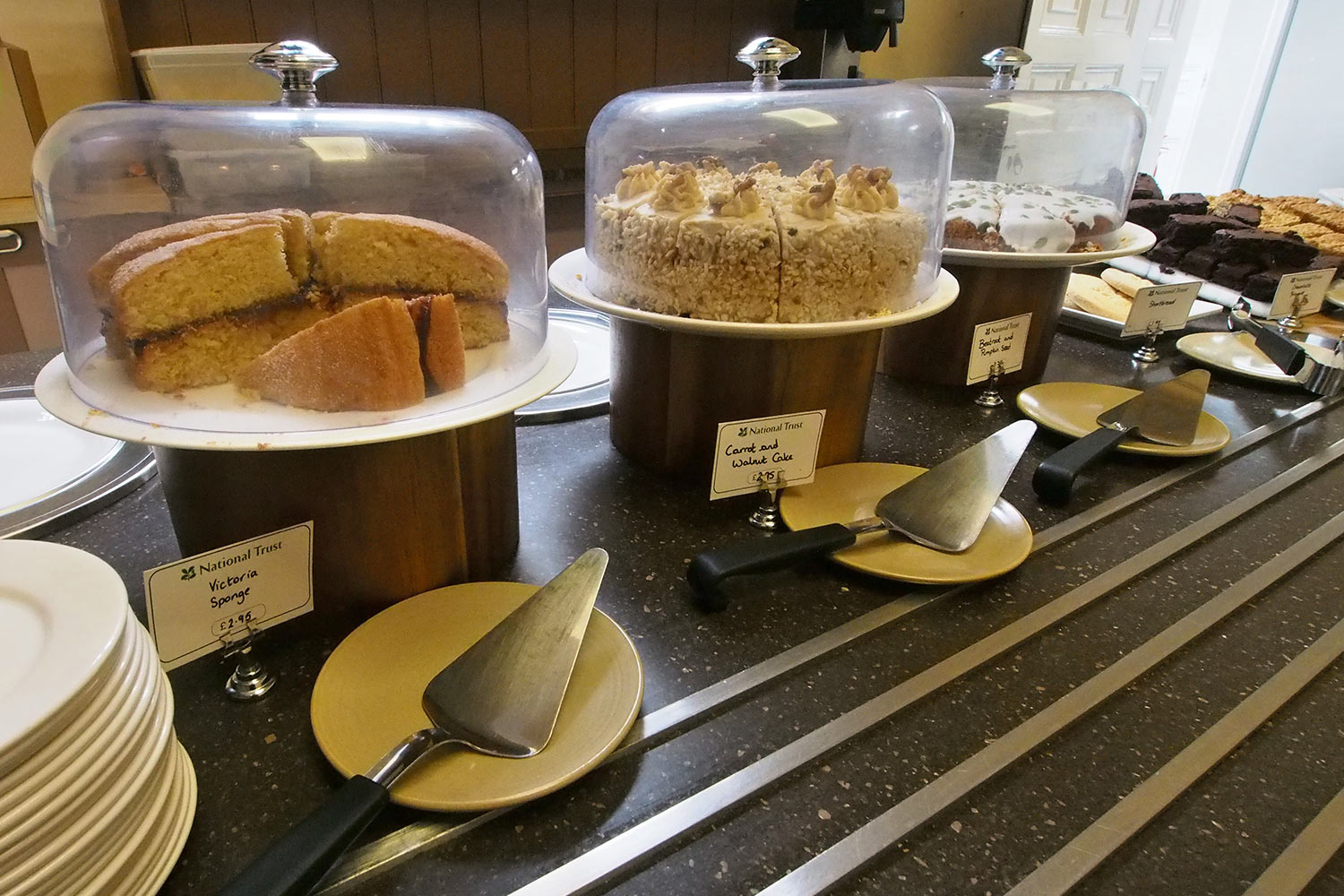 P0054111-2016-08-11-suedengland-petworth-house-cafeteria-kuchen Kuchen im Tea Room . Petworth House . Sussex . Südengland (Foto: Andreas Kuhrt)