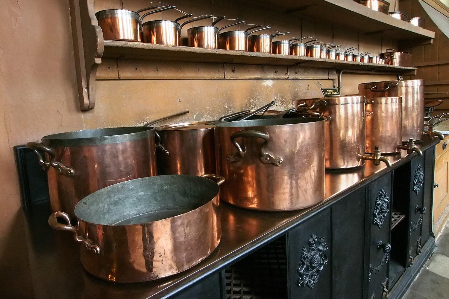 P0054118-2016-08-11-suedengland-petworth-house-kueche Kupfertöpfe in der Küche . Petworth House . Sussex . Südengland (Foto: Andreas Kuhrt)