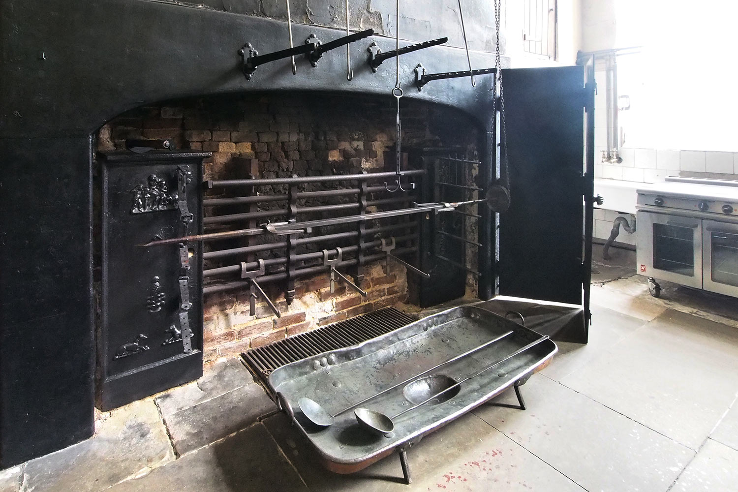 P0054119-2016-08-11-suedengland-petworth-house-kueche-grill Grill in der Küche . Petworth House . Sussex . Südengland (Foto: Andreas Kuhrt)