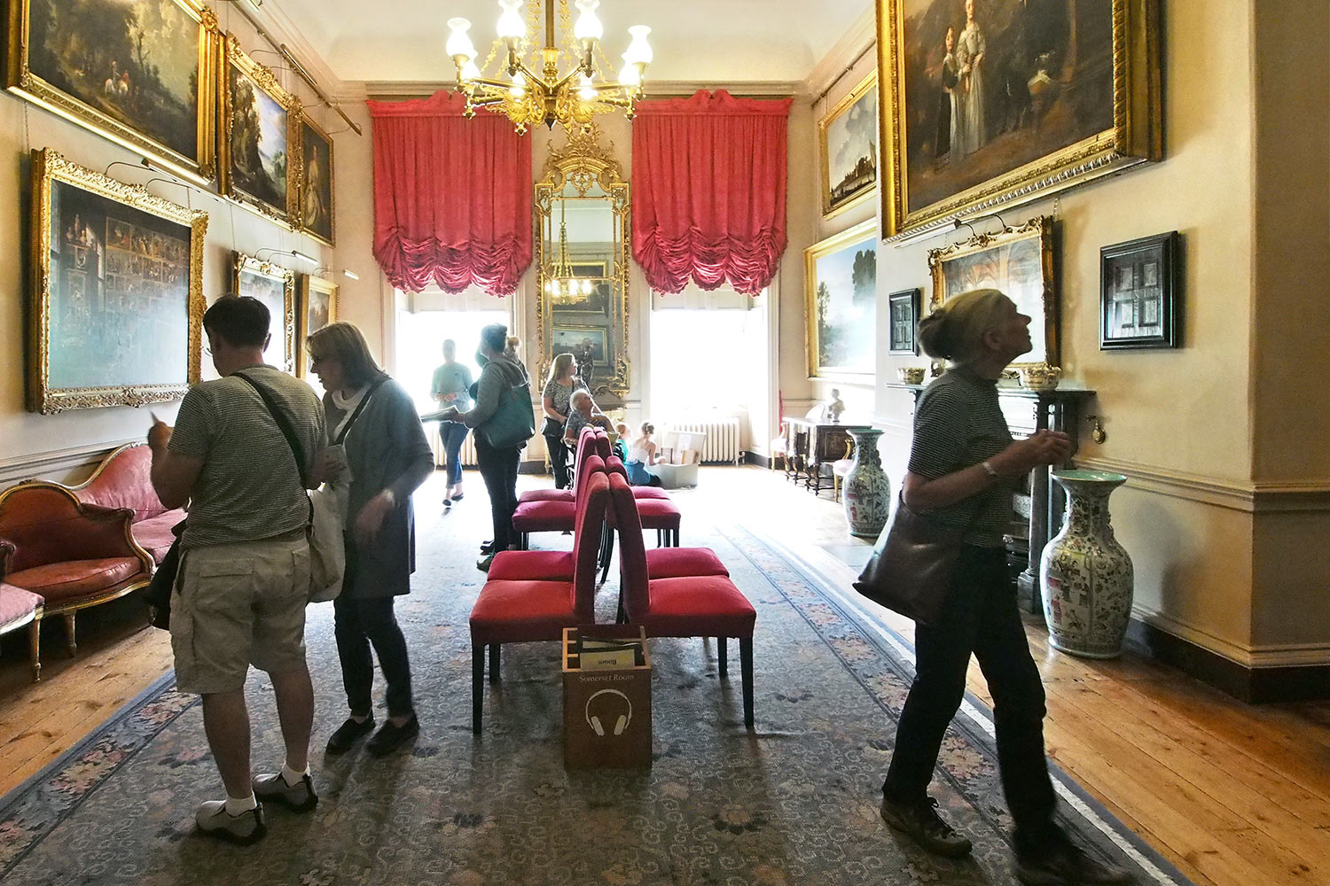 P0054135-2016-08-11-suedengland-petworth-house-somerset-room Besucher im Somerset Room . Petworth House . Sussex . Südengland (Foto: Andreas Kuhrt)