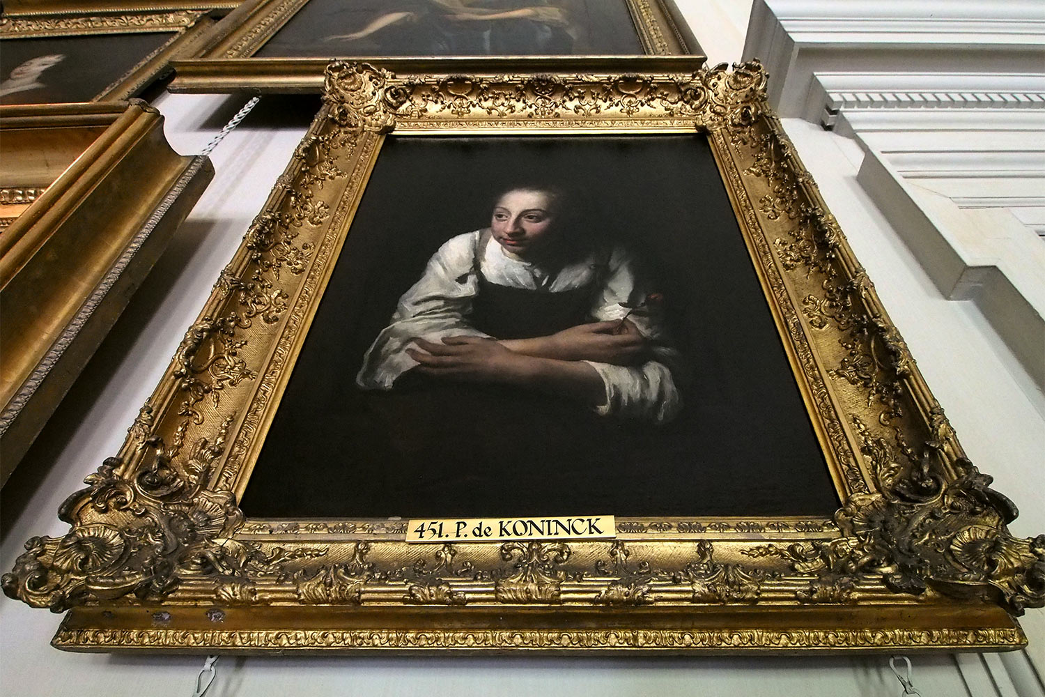 P0054144-2016-08-11-suedengland-petworth-house-square-dining-room-philips-de-koninck-gemaelde "Frau mit Rosenknospe, aus dem Fenster lehnend" (Philips de Koninck) . Square Dining Room . Petworth House . Sussex . Südengland (Foto: Andreas Kuhrt)