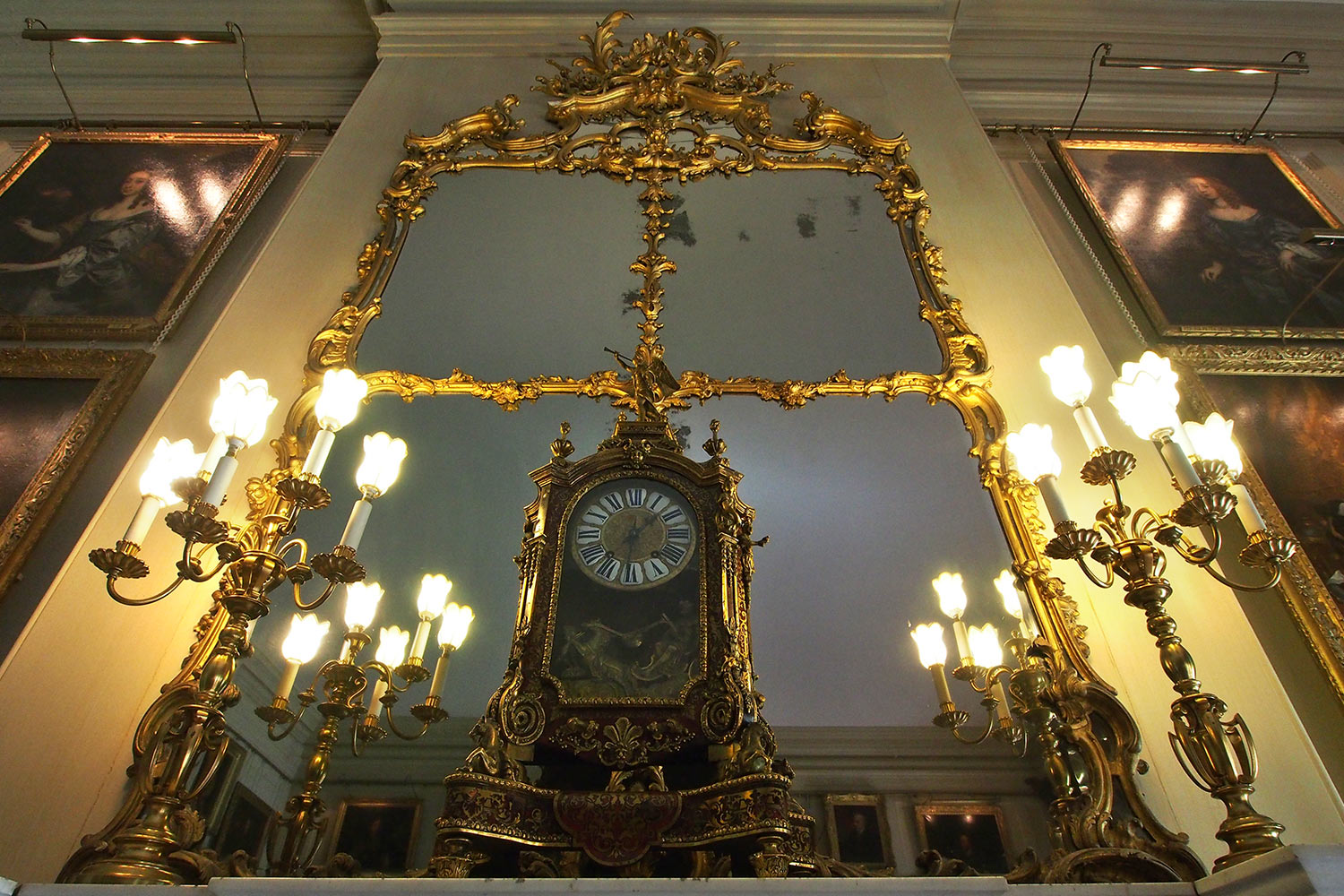 P0054151-2016-08-11-suedengland-petworth-house-square-dining-room Wandspiegel (Samuel Norman, um 1760) im Square Dining Room . Petworth House . Sussex . Südengland (Foto: Andreas Kuhrt)