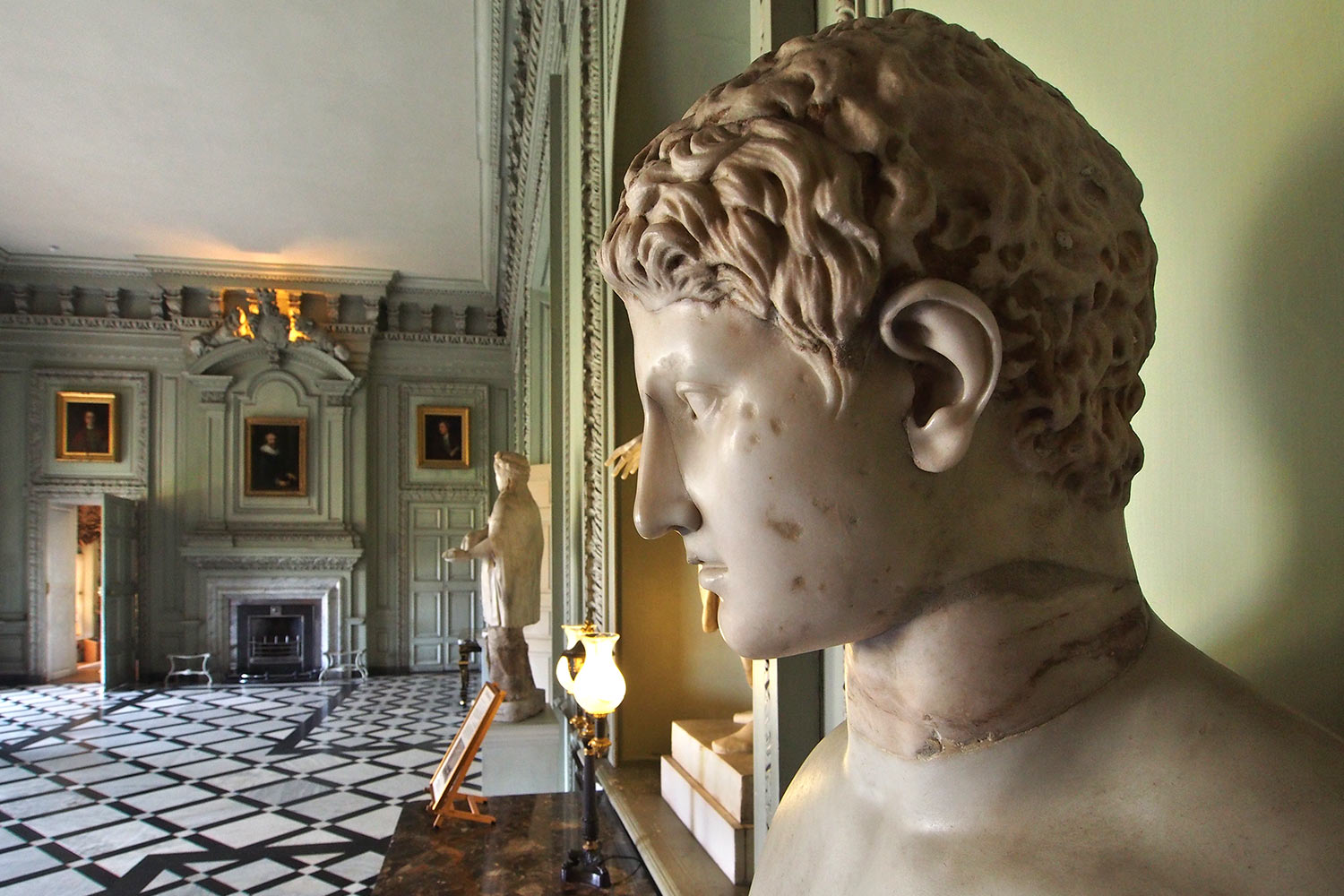 P0054156-2016-08-11-suedengland-petworth-house-marble-hall Marmorbüste eines Jungen im Hermes-Stil (Römisch, 1. Jh.) . Marble Hall . Petworth House . Sussex . Südengland (Foto: Andreas Kuhrt)