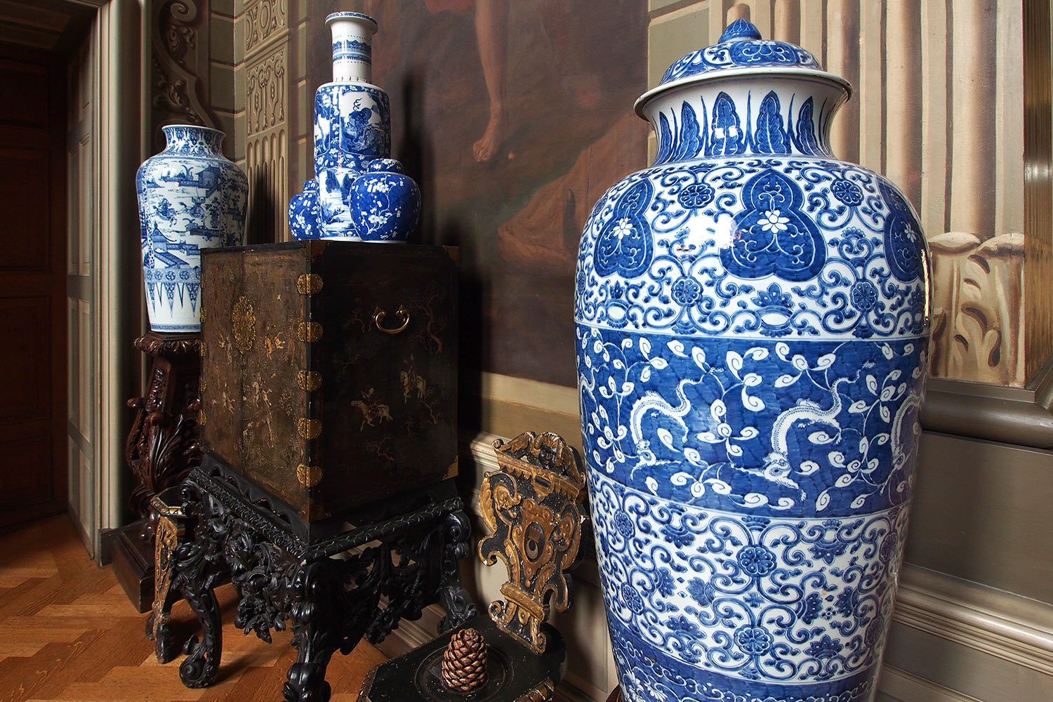 P0054165-2016-08-11-suedengland-petworth-house-grand-staircase-chinesische-vasen Chinesische Vasen im Grand Staircase . Petworth House . Sussex . Südengland (Foto: Andreas Kuhrt)