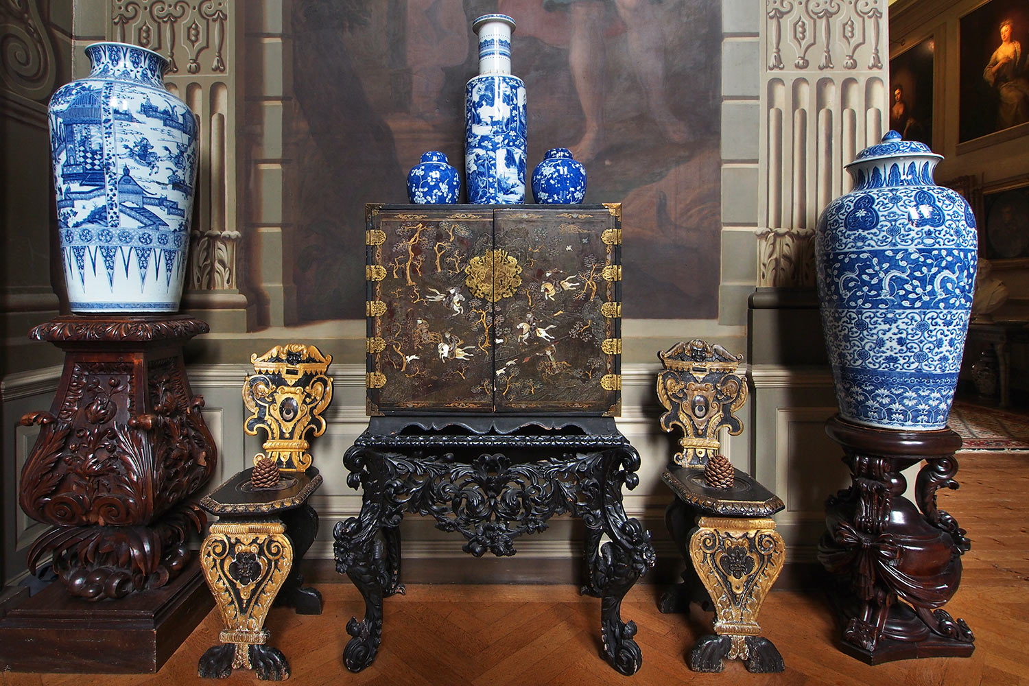 P0054167-2016-08-11-suedengland-petworth-house-grand-staircase-chinesische-vasen Chinesische Vasen im Grand Staircase . Petworth House . Sussex . Südengland (Foto: Andreas Kuhrt)