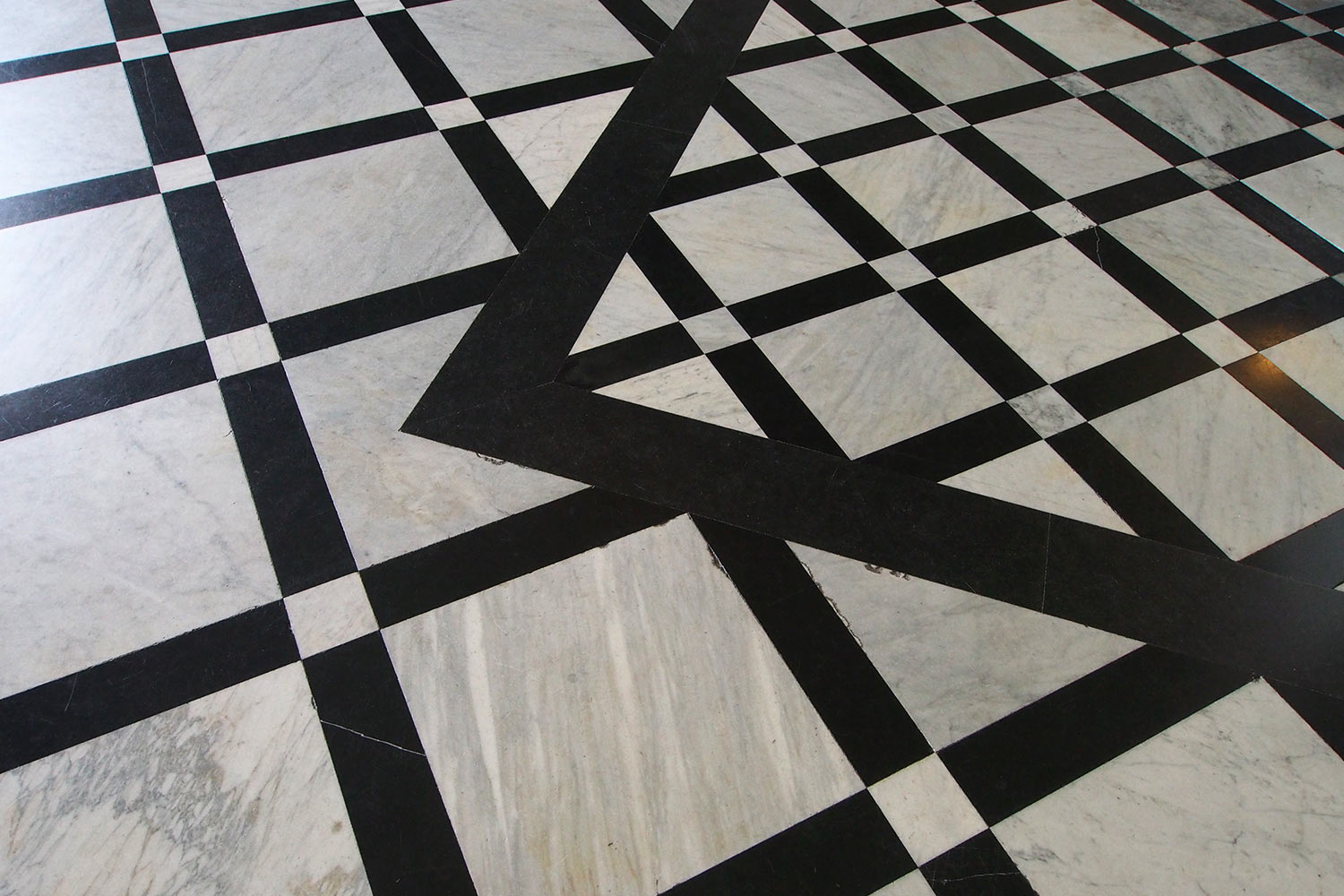 P0054196-2016-08-11-suedengland-petworth-house-marble-hall-marmorboden Marmor-Fußboden (von James Sayers, 1692) in der Marble Hall . Petworth House . Sussex . Südengland (Foto: Andreas Kuhrt)