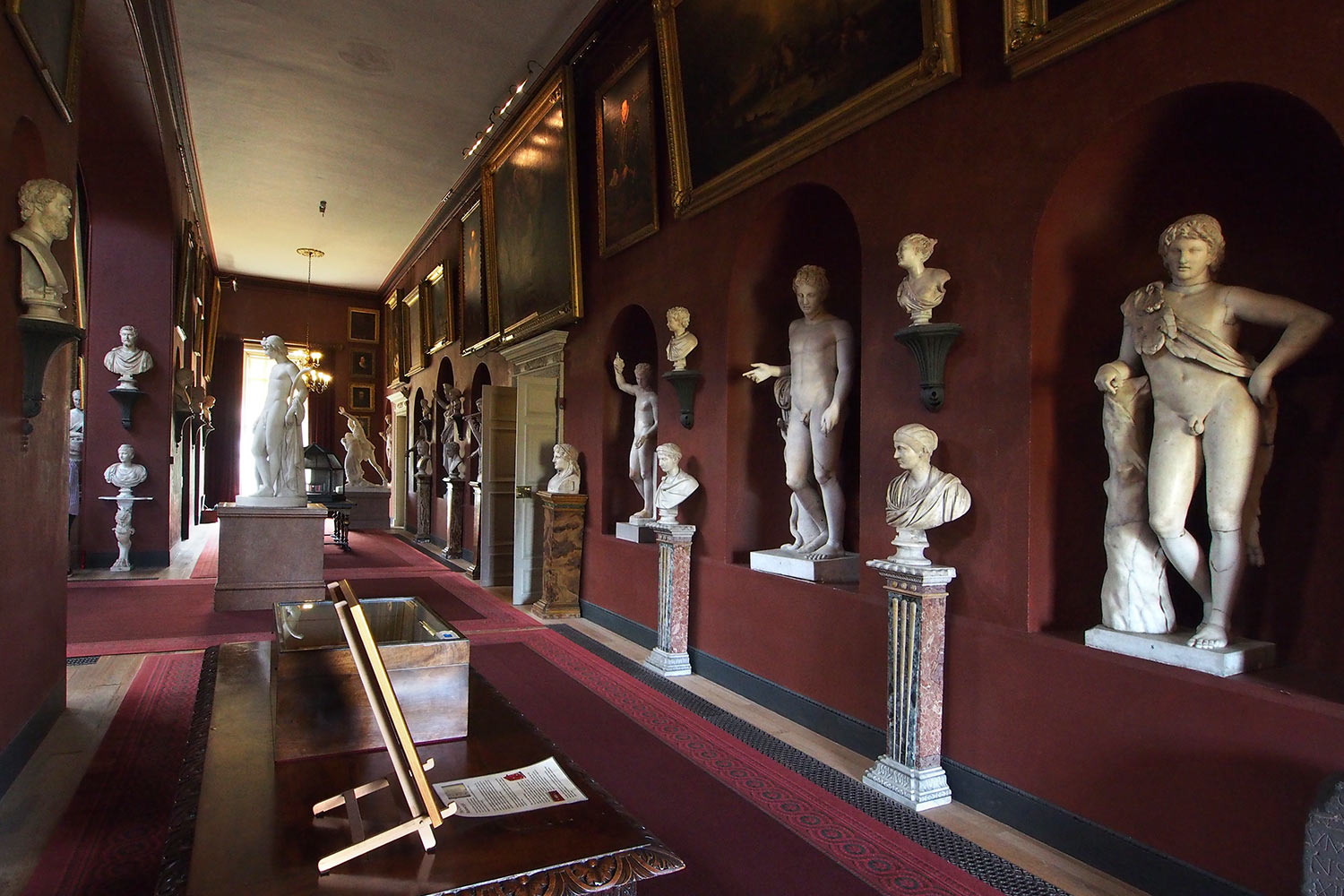 P0054217-2016-08-11-suedengland-petworth-house-north-gallery-skulpturen Marmorstatuen im Südflügel in North Gallery . Petworth House . Sussex . Südengland (Foto: Andreas Kuhrt)