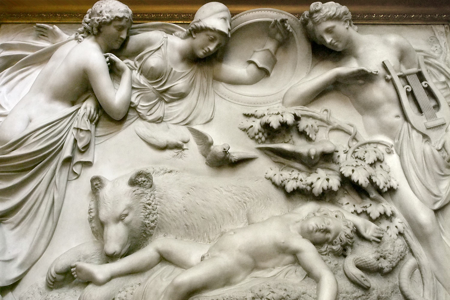 P0054220-2016-08-11-suedengland-petworth-house-north-gallery-relief Marmorrelief "Dream of Horace" (Sir Richard Westmacott, 1823) . North Gallery . Petworth House . Sussex . Südengland (Foto: Andreas Kuhrt)