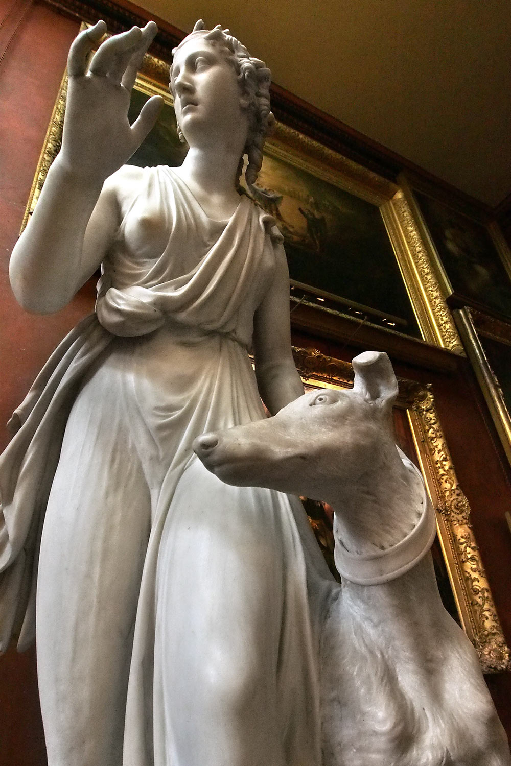 P0054240-2016-08-11-suedengland-petworth-house-north-gallery-john-carew-skulptur-arethusa-mit-hund Marmorstatue "Arethusa" (1823 von John Edward Carew) . North Gallery . Petworth House . Sussex . Südengland (Foto: Andreas Kuhrt)