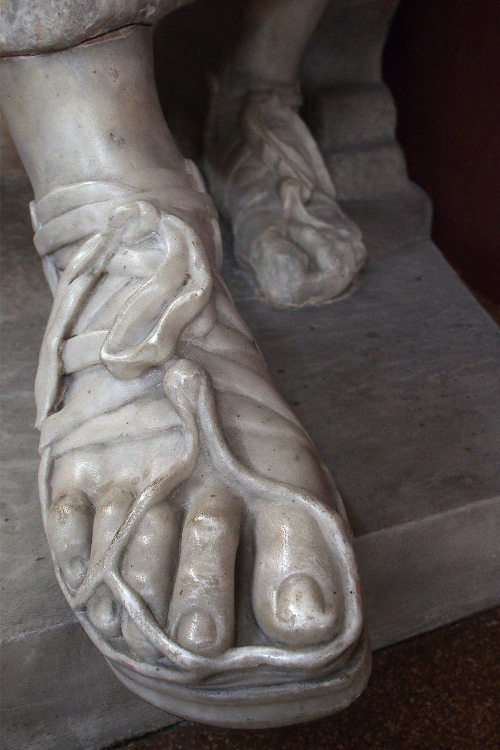 P0054243-2016-08-11-suedengland-petworth-house-north-gallery-skulptur-philosoph-fuss Fuß der Marmorstatue eines sitzenden Philosophen (Römisch) . North Gallery . Petworth House . Sussex . Südengland (Foto: Andreas Kuhrt)