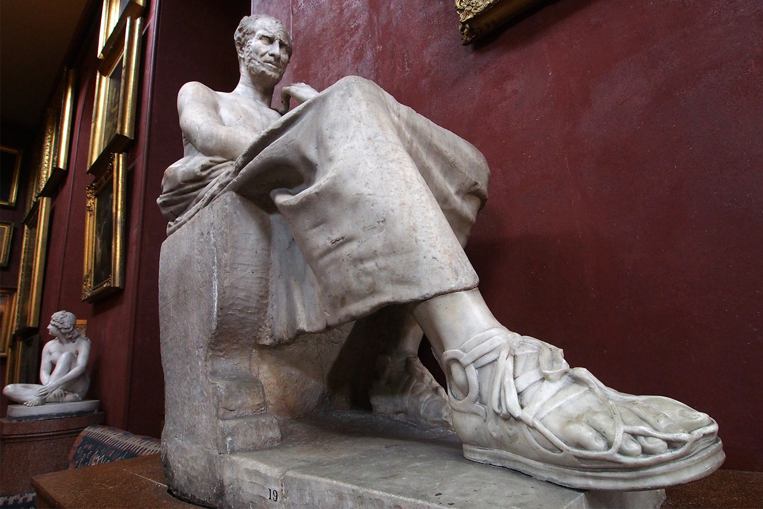 P0054249-2016-08-11-suedengland-petworth-house-north-gallery-skulptur-philosoph Marmorstatue eines sitzenden Philosophen (Römisch) . North Gallery . Petworth House . Sussex . Südengland (Foto: Andreas Kuhrt)