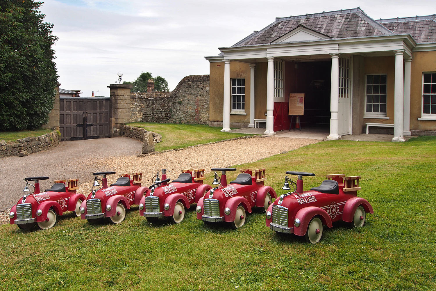 P0054300-2016-08-11-suedengland-petworth-house-park-spielzeugautos Spielzeugautos . Petworth Park . Sussex . Südengland (Foto: Andreas Kuhrt)