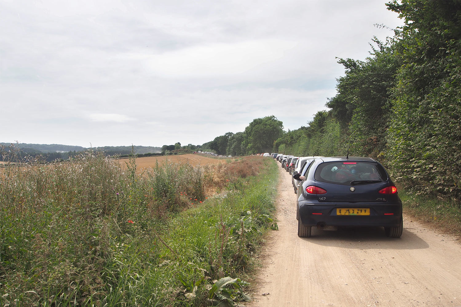 P0054310-2016-08-11-suedengland-boomtown-ankunft Stau nach Boomtown . Matterley Estate bei Winchester . Sussex . Südengland (Foto: Andreas Kuhrt)