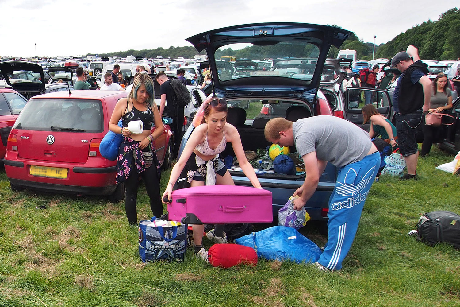P0054315-2016-08-11-suedengland-boomtown-ankunft Parkplatz bei Boomtown . Matterley Estate bei Winchester . Sussex . Südengland (Foto: Andreas Kuhrt)