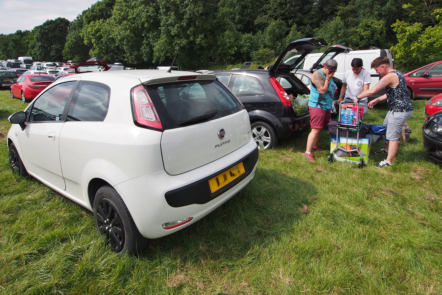 P0054323-2016-08-11-suedengland-boomtown-ankunft Parkplatz bei Boomtown . Matterley Estate bei Winchester . Sussex . Südengland (Foto: Andreas Kuhrt)