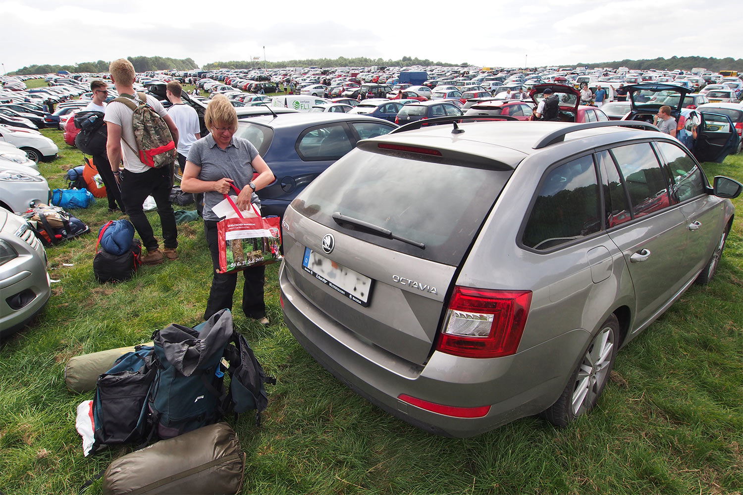P0054325-2016-08-11-suedengland-boomtown-ankunft Parkplatz bei Boomtown . Matterley Estate bei Winchester . Sussex . Südengland (Foto: Andreas Kuhrt)