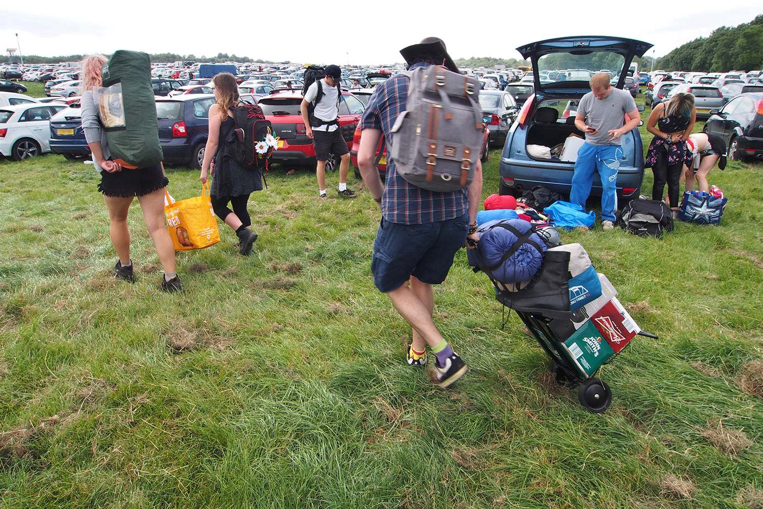 P0054326-2016-08-11-suedengland-boomtown-ankunft Parkplatz bei Boomtown . Matterley Estate bei Winchester . Sussex . Südengland (Foto: Andreas Kuhrt)