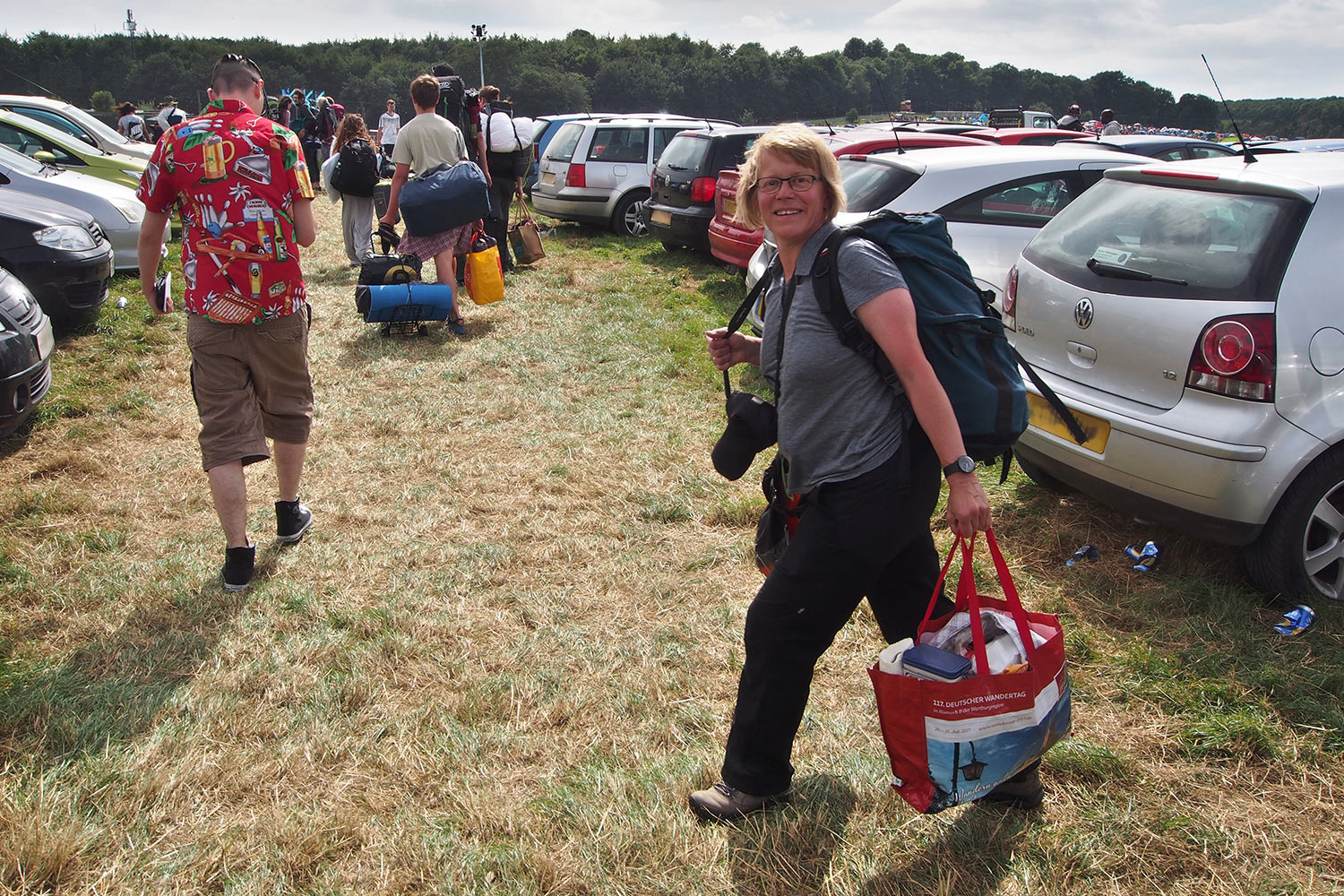 P0054331-2016-08-11-suedengland-boomtown-ankunft Parkplatz bei Boomtown . Matterley Estate bei Winchester . Sussex . Südengland (Foto: Andreas Kuhrt)
