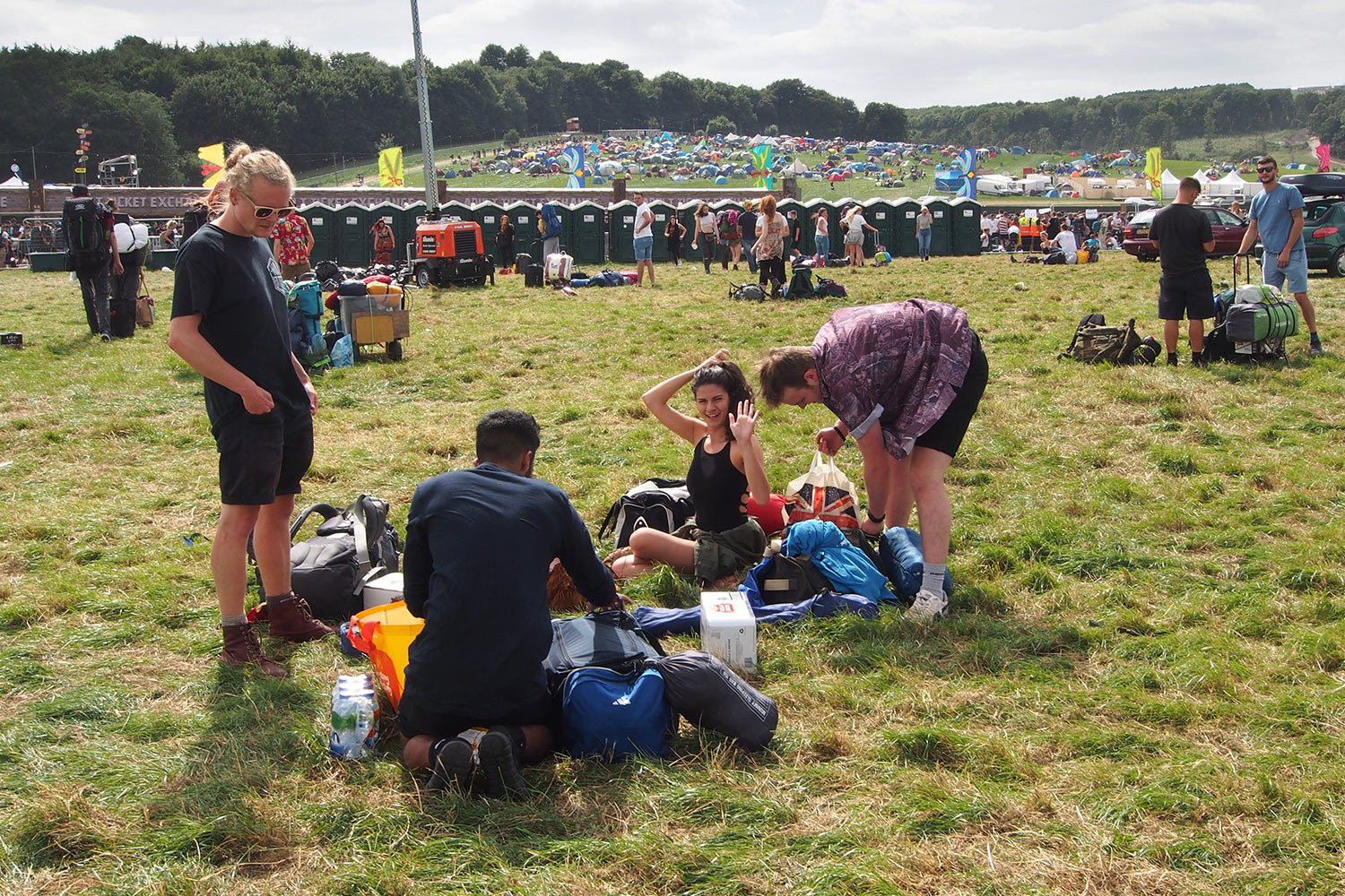P0054333-2016-08-11-suedengland-boomtown-ankunft Ankunft in Boomtown . Matterley Estate bei Winchester . Sussex . Südengland (Foto: Andreas Kuhrt)