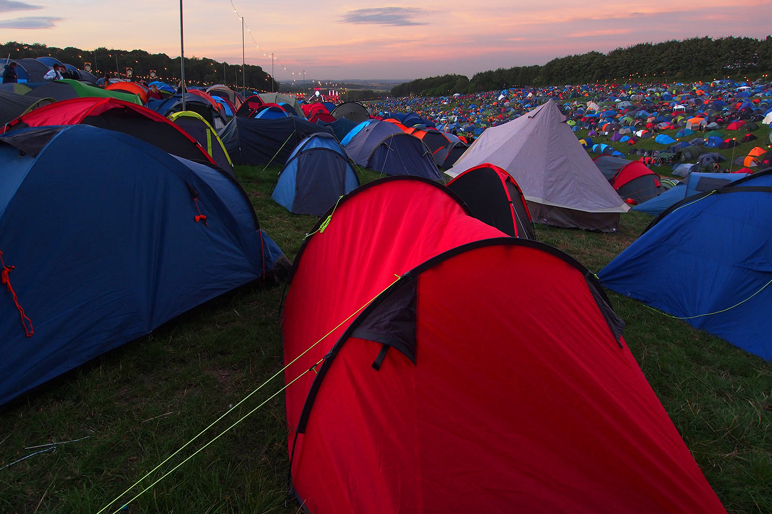 P0054394-2016-08-11-suedengland-boomtown Camp "Old Town" . Boomtown Fair . bei Winchester . Hampshire . Südengland (Foto: Andreas Kuhrt)