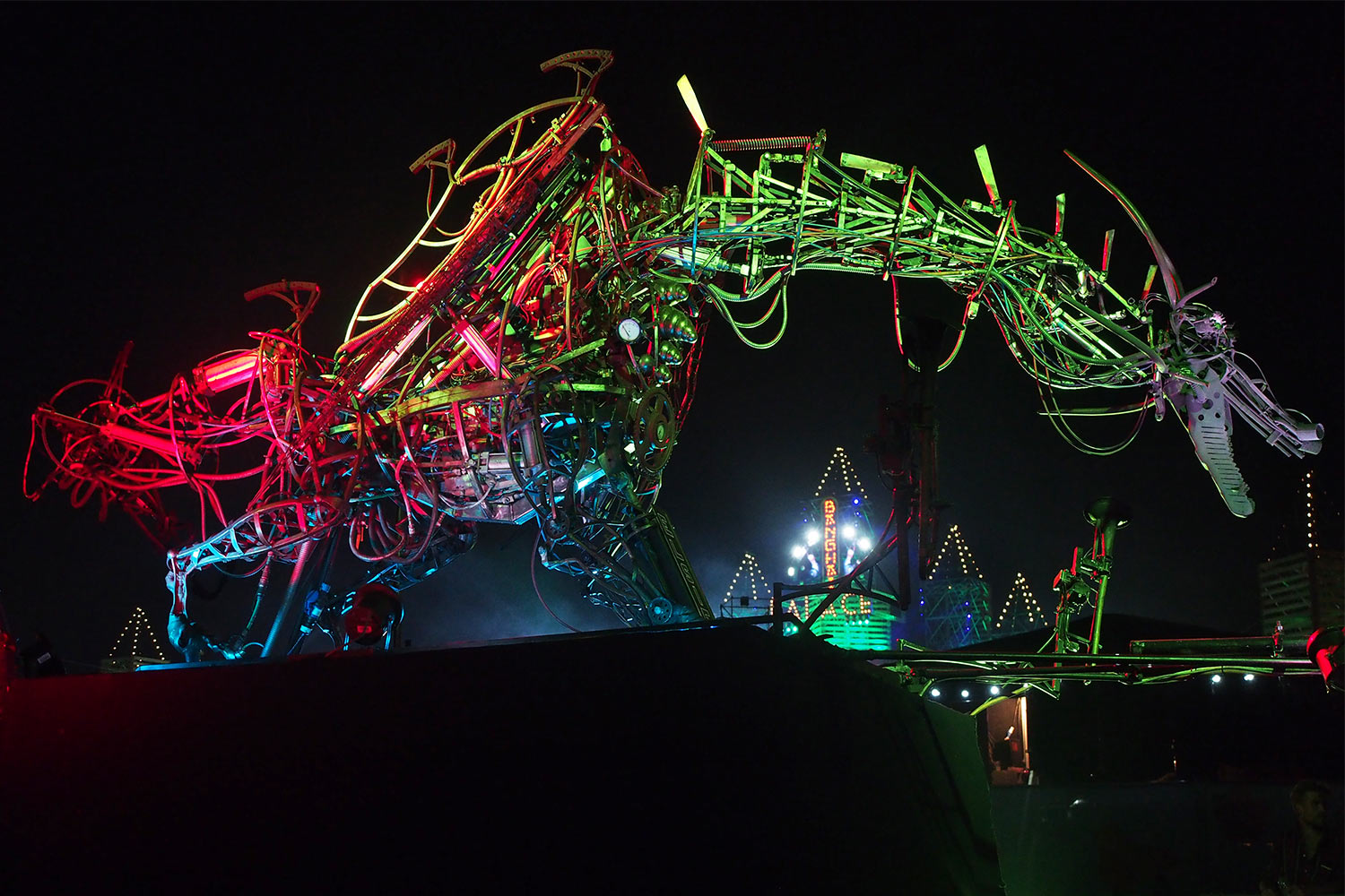 P0054511-2016-08-11-suedengland-boomtown-dstrkt-5-drache Drache in Dstrkt 5 . Boomtown Fair . Matterley Estate bei Winchester . Sussex . Südengland (Foto: Andreas Kuhrt)