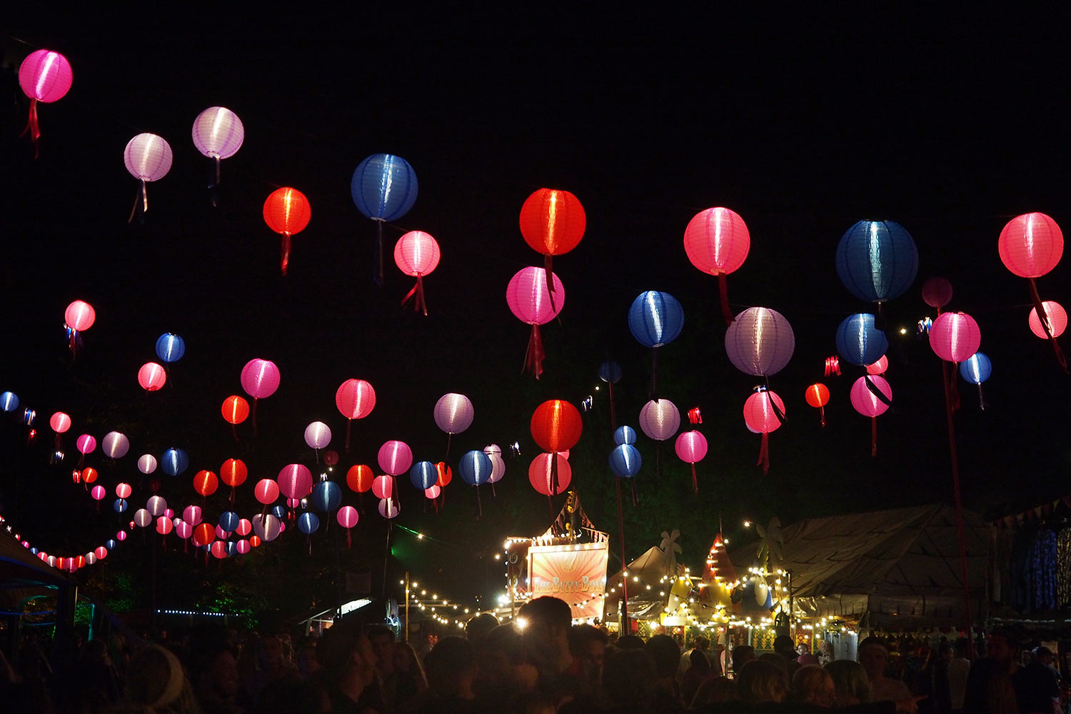 P0054522-2016-08-11-suedengland-boomtown-lampions Lampions . Boomtown Fair . Matterley Estate bei Winchester . Sussex . Südengland (Foto: Andreas Kuhrt)