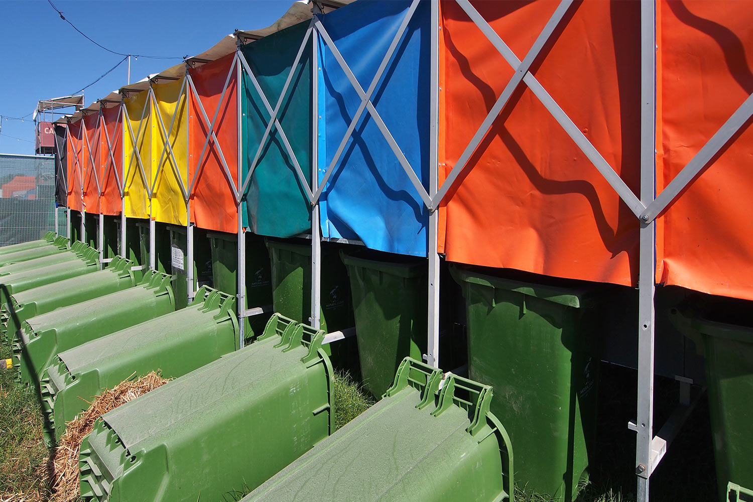 P0054531-2016-08-12-suedengland-boomtown-compost-loo Kompost-Toiletten . Boomtown Fair . Matterley Estate bei Winchester . Sussex . Südengland (Foto: Andreas Kuhrt)