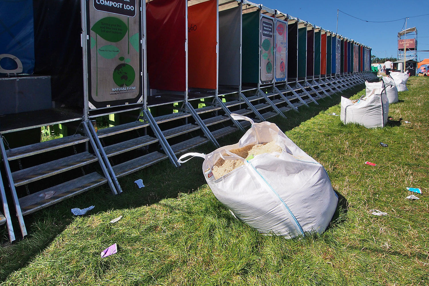 P0054535-2016-08-12-suedengland-boomtown-compost-loo Kompost-Toiletten . Boomtown Fair . Matterley Estate bei Winchester . Sussex . Südengland (Foto: Andreas Kuhrt)