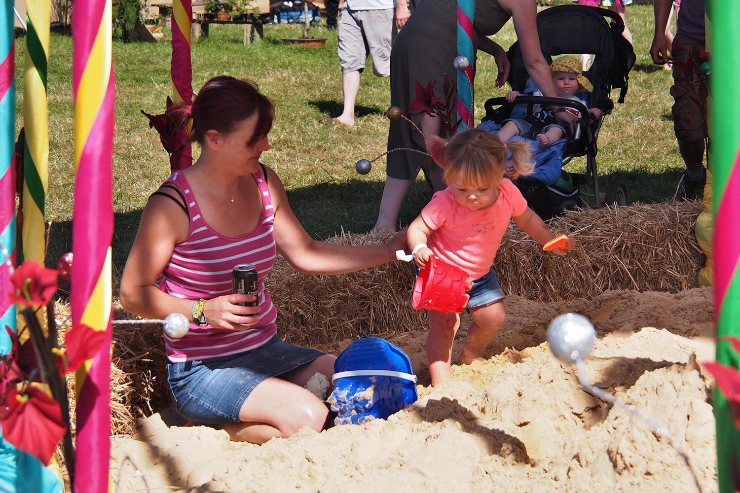 P0054547-2016-08-12-suedengland-boomtown-kidztown-sandcastle Sandcastle in Kidztown . Boomtown Fair . Matterley Estate bei Winchester . Sussex . Südengland (Foto: Andreas Kuhrt)