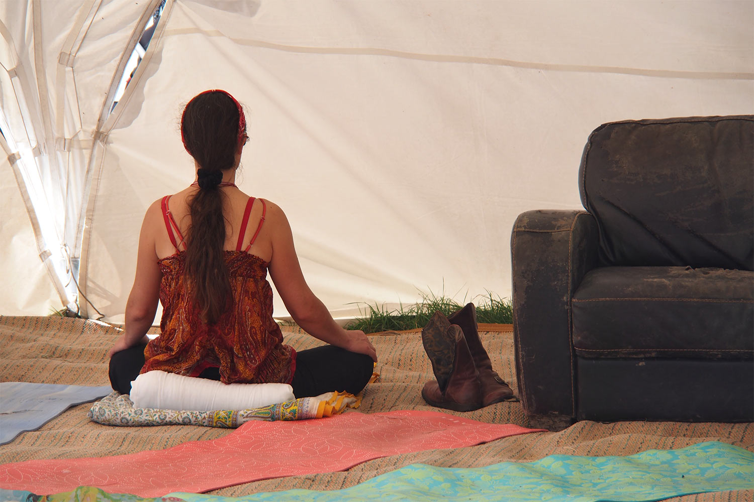P0054549-2016-08-12-suedengland-boomtown-whistlers-green-yoga Yoga . Whistlers Green . Boomtown Fair . Matterley Estate bei Winchester . Sussex . Südengland (Foto: Andreas Kuhrt)