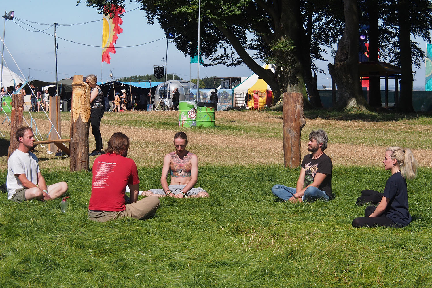 P0054552-2016-08-12-suedengland-boomtown-whistlers-green-yoga Yoga . Whistlers Green . Boomtown Fair . Matterley Estate bei Winchester . Sussex . Südengland (Foto: Andreas Kuhrt)