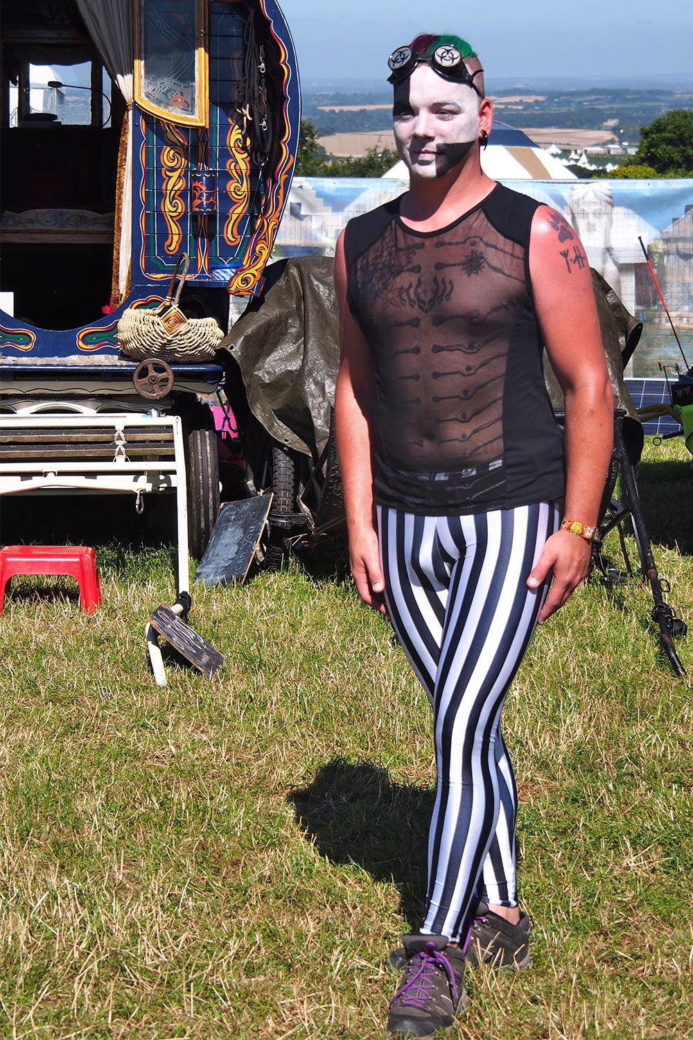 P0054577-2016-08-12-suedengland-boomtown-whistlers-green-kostuem Modenschau in Whistlers Green . Boomtown Fair . Matterley Estate bei Winchester . Sussex . Südengland (Foto: Andreas Kuhrt)
