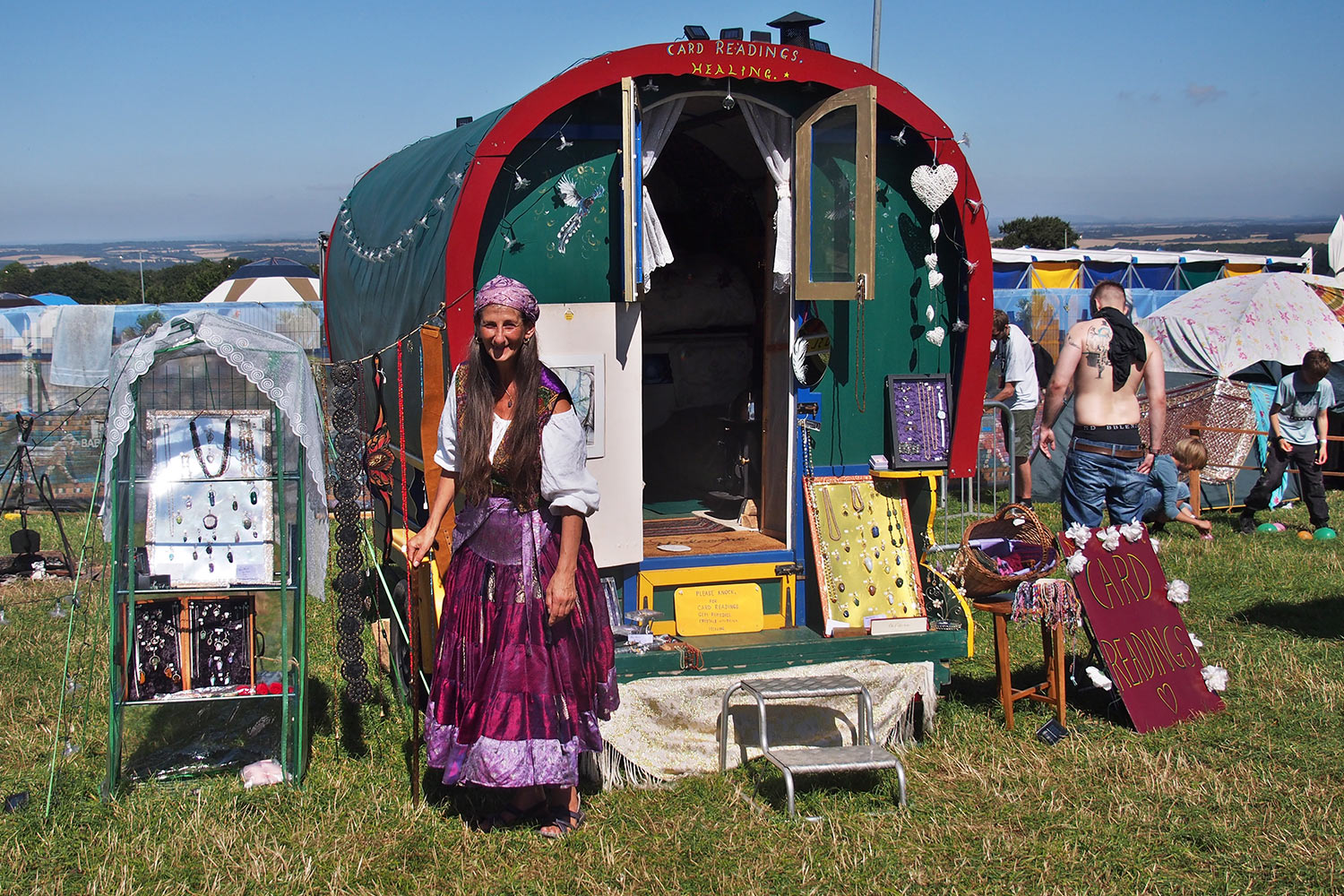 P0054579-2016-08-12-suedengland-boomtown-whistlers-green-wahrsagerin Wahrsagerin in Whistlers Green . Boomtown Fair . Matterley Estate bei Winchester . Sussex . Südengland (Foto: Andreas Kuhrt)