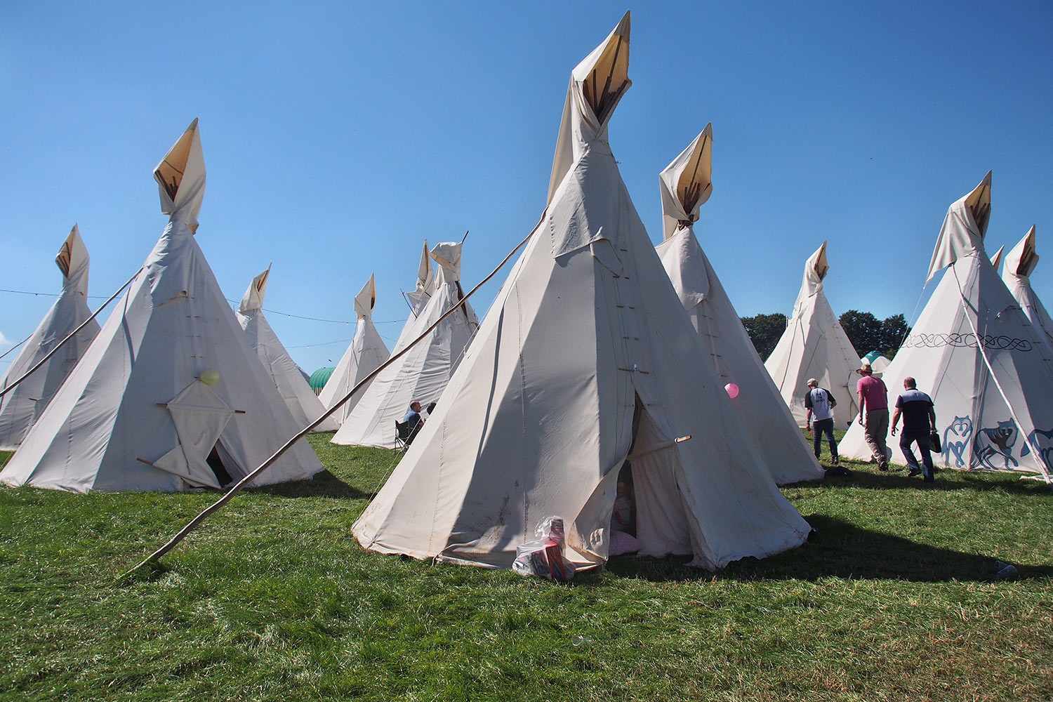 P0054583-2016-08-12-suedengland-boomtown-whistlers-green-hilltop-boomtique Tipis in Hilltop Boomtique . Boomtown Fair . Matterley Estate bei Winchester . Sussex . Südengland (Foto: Andreas Kuhrt)