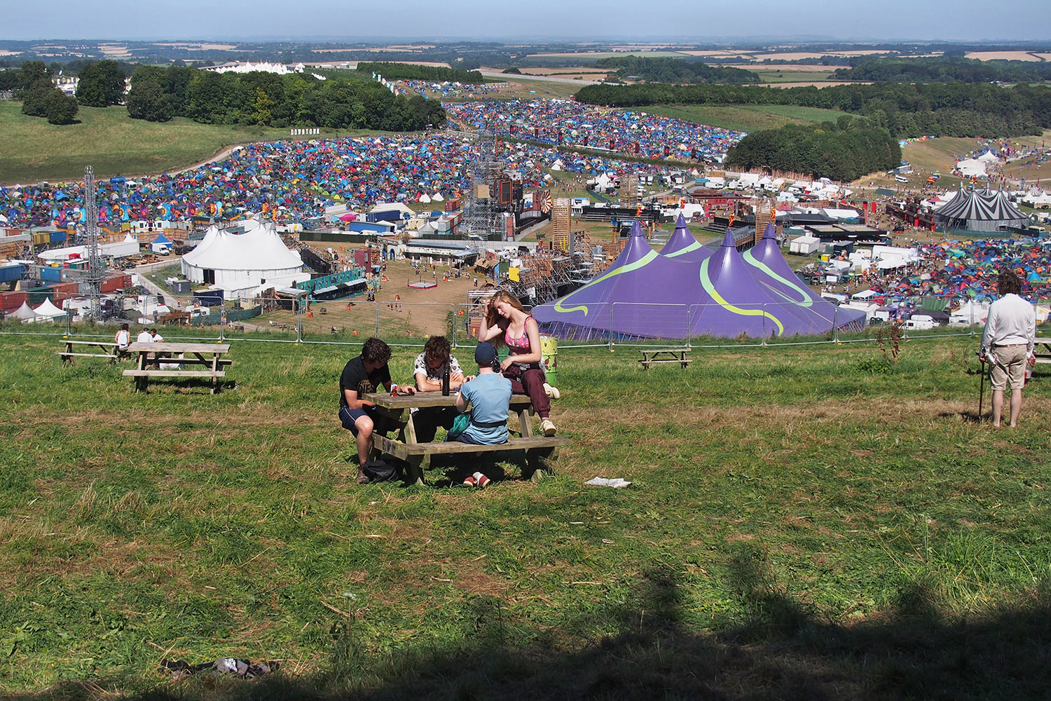 P0054593-2016-08-12-suedengland-boomtown-downtown-dstrkt-5-camping Ausblick vom Hilltop auf Dstrkt 5 + Chinatown . Boomtown Fair . Matterley Estate bei Winchester . Sussex . Südengland (Foto: Andreas Kuhrt)
